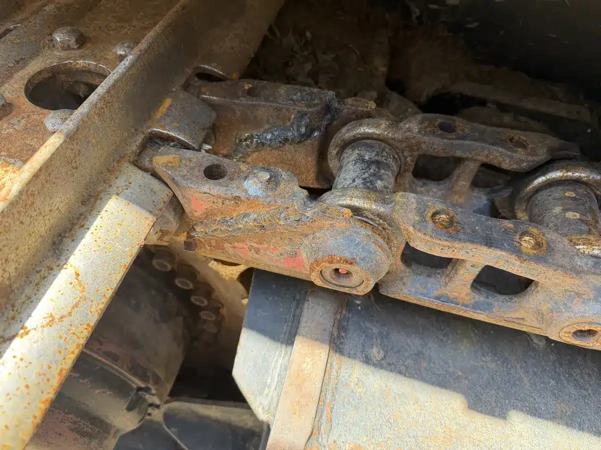 Forstmulcher Maschinenbruch – Kettenschloss im Detail mit Schweißraupen an Lasche und Befestigungsbolzen