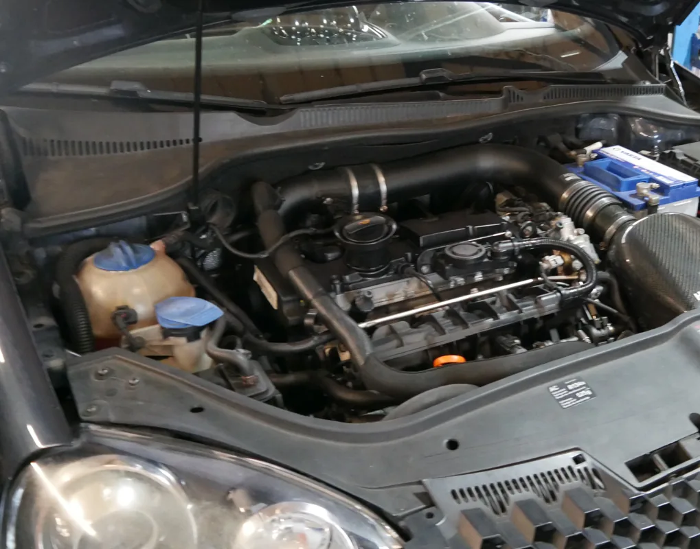 VW Golf V GTI – Motorraum mit nachgerüsteten Ansaug- und Ladeluftkomponenten, Dokumentation bei der Besichtigung