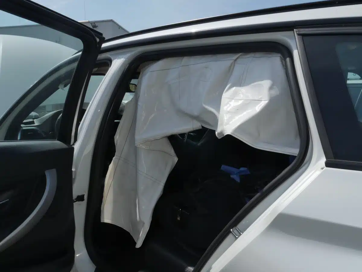 BMW 340i Totalschaden &ndash; ausgel&ouml;ster Seitenairbag im Innenraum nach dem Aufprall
