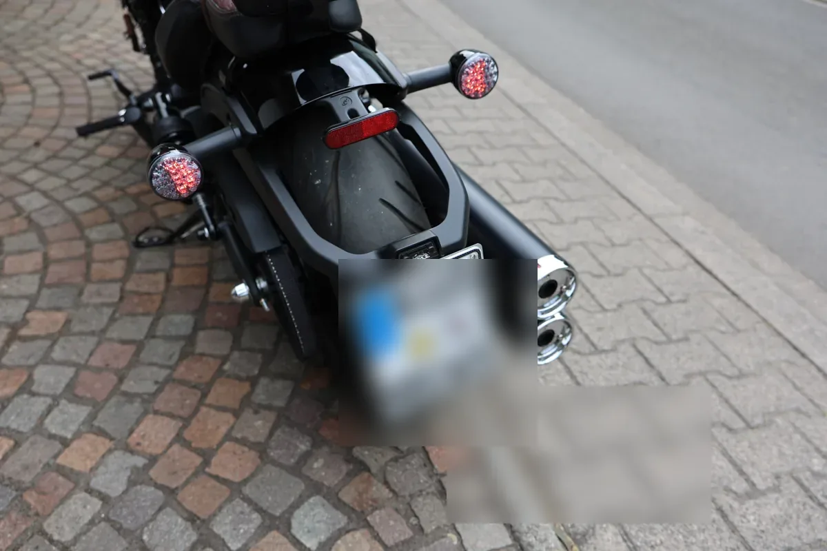Indian Scout Bobber – Heckansicht mit Rücklicht, Blinkern und Auspuffendrohren, Kennzeichen unkenntlich