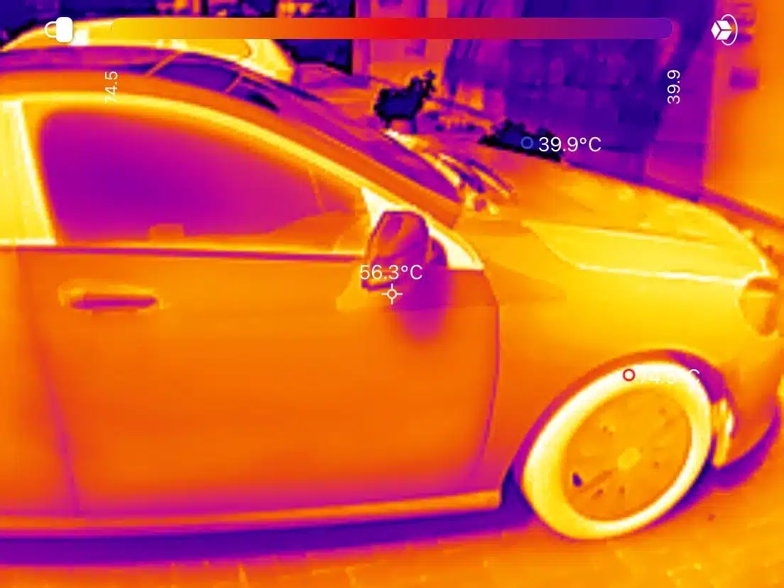 Mercedes A 180 Totalschaden: Thermografie von T&uuml;r und Radlauf rechts mit Messwerten der W&auml;rmebildkamera