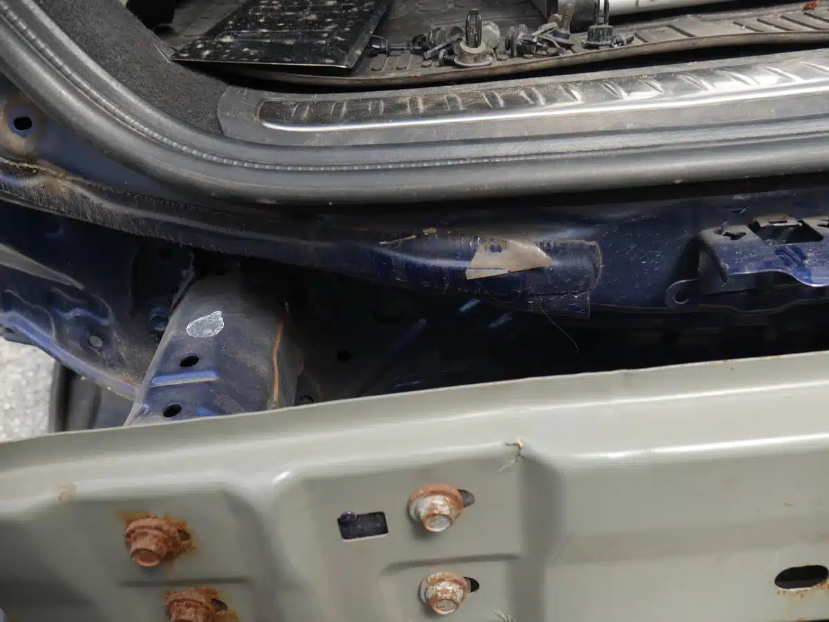 Toyota Avensis Heckschaden: Detailaufnahme des Heckabschlussblechs mit markierter Besch&auml;digung