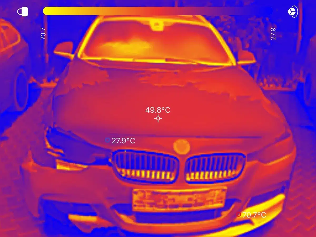 BMW 340i Totalschaden: Thermografie-W&auml;rmebild der Fahrzeugfront mit Motorhaube