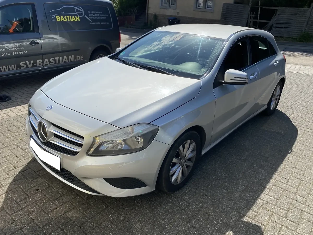 Mercedes A 180 Totalschaden &ndash; Fahrzeugfront mit fachgerecht repariertem Wildschaden