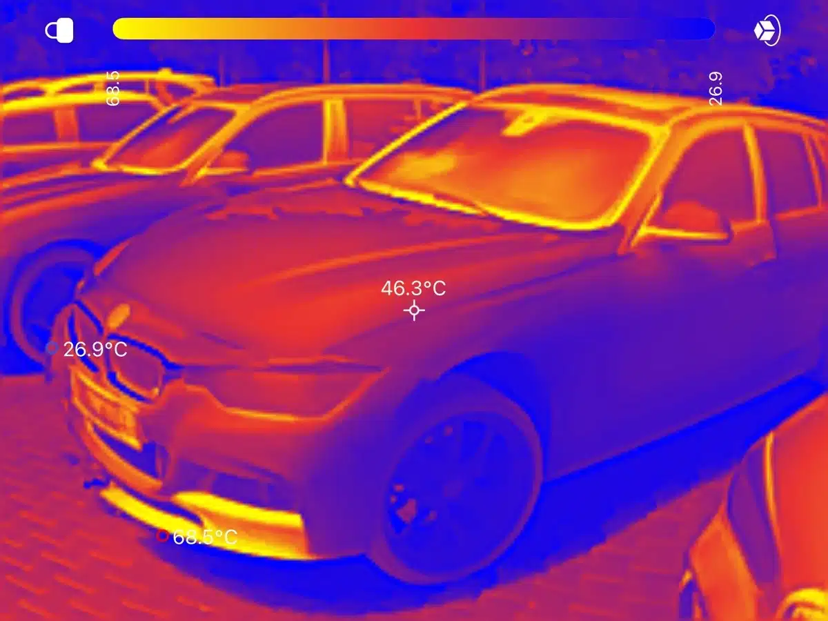 BMW 340i Totalschaden: Thermografie-Wärmebild der rechten Fahrzeugseite zur Prüfung auf Vorschäden
