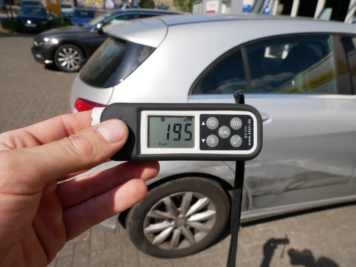 Mercedes A 180 Totalschaden &ndash; Lackschichtmessung an der Seitenwand hinten rechts mit 195 &micro;m