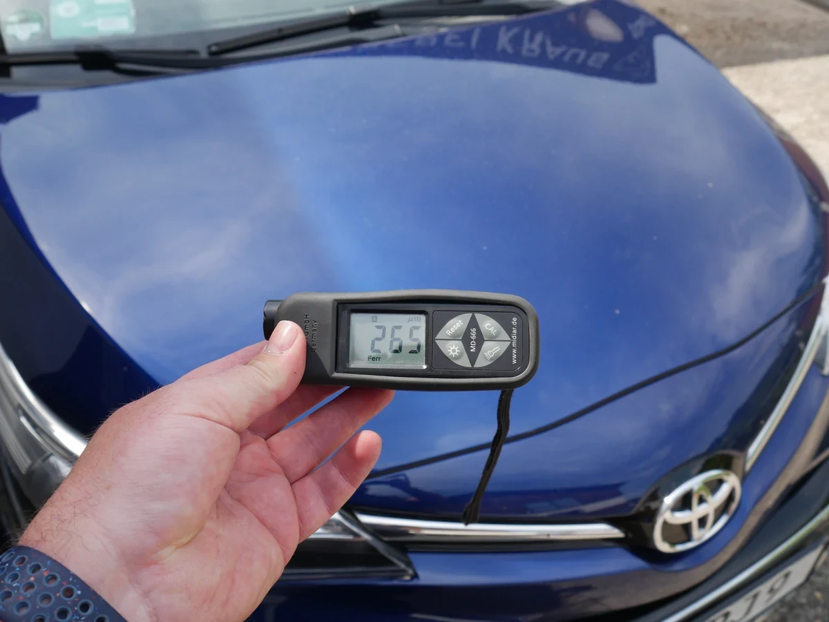 Toyota Avensis Heckschaden &ndash; Lackschichtmessung an der Motorhaube mit abgelesenen 265 &micro;m