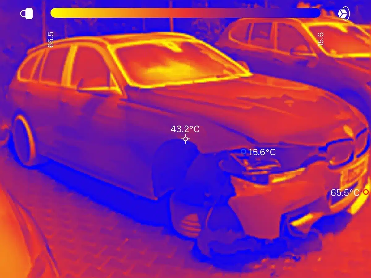 BMW 340i Totalschaden: Thermografie-Wärmebild der Fahrzeugfront rechts mit markiertem Messbereich
