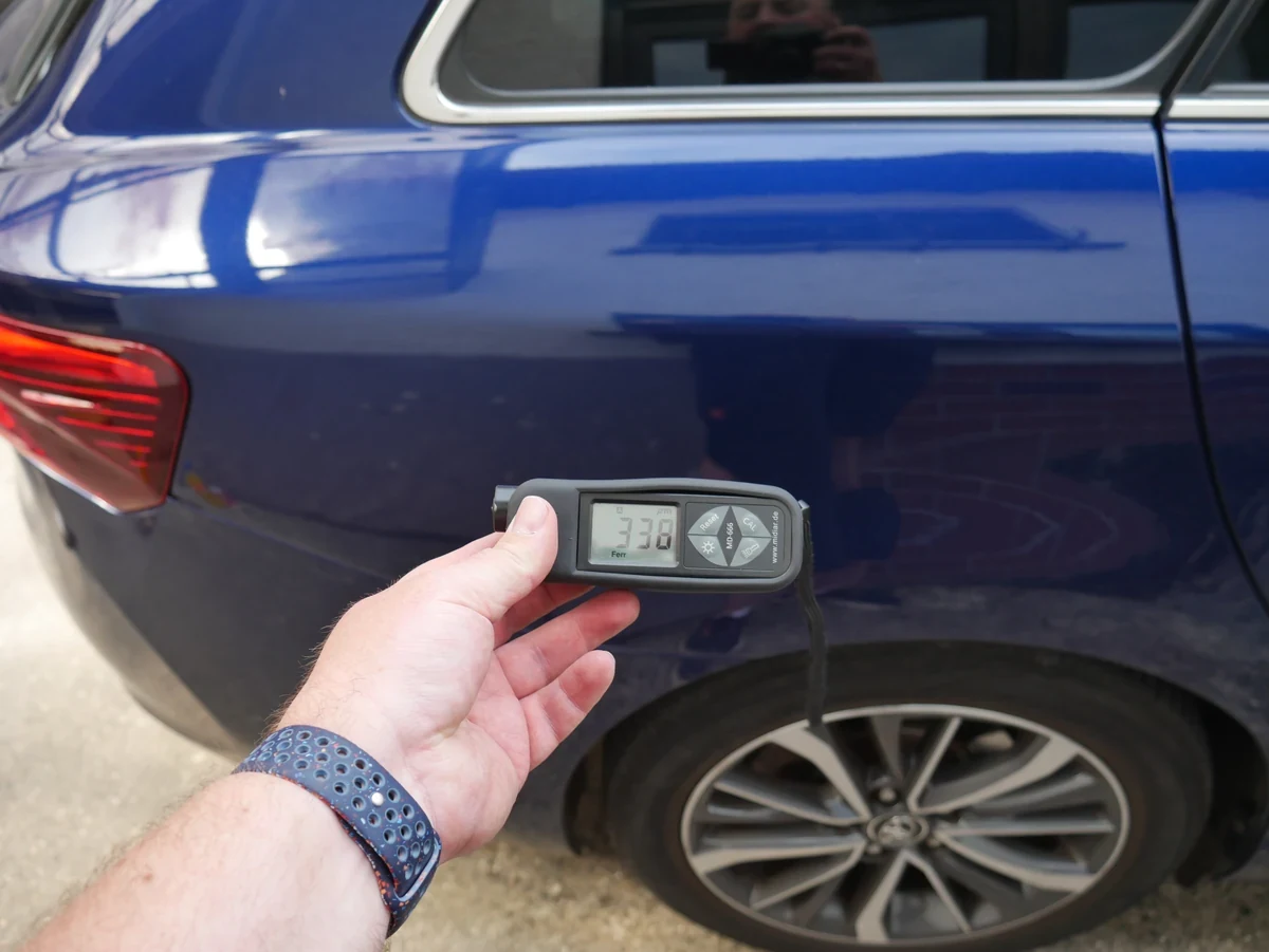 Toyota Avensis Heckschaden &ndash; Lackschichtmessung an der Seitenwand hinten rechts mit 338 &micro;m