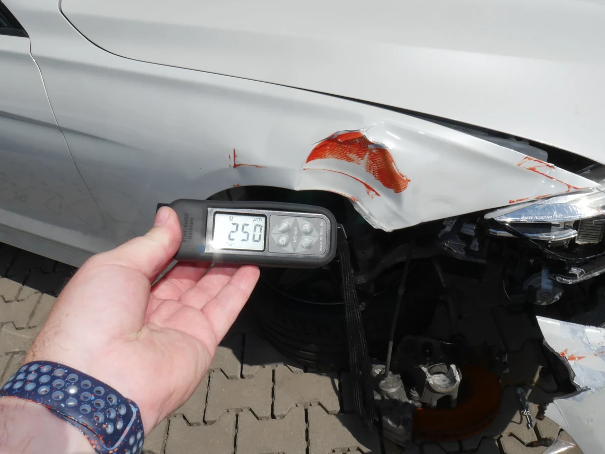 BMW 340i Totalschaden &ndash; Lackschichtmessung am Kotfl&uuml;gel vorne rechts mit abgelesenen 250 &micro;m