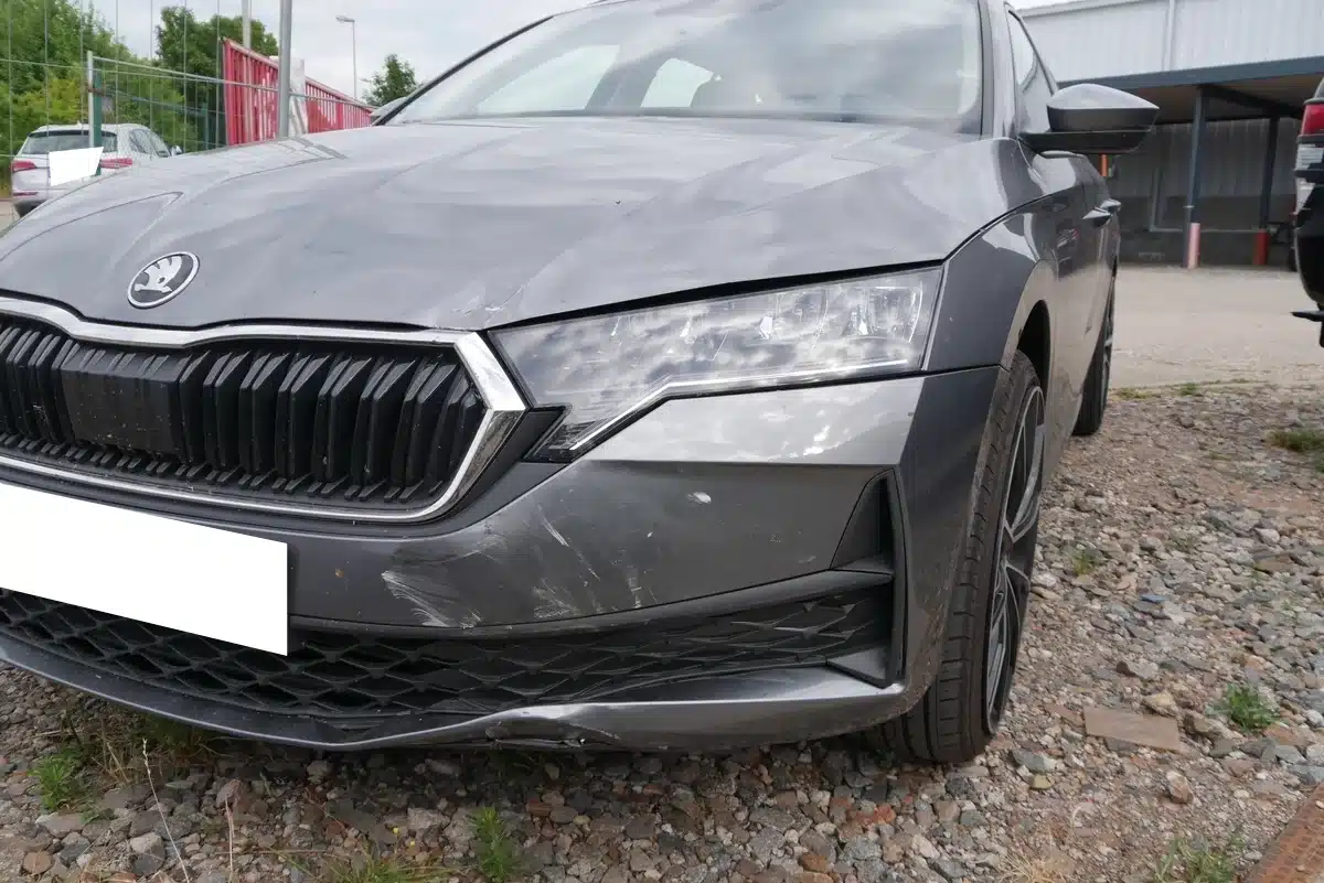 Haftpflichtgutachten – Kfz-Gutachter Bastian dokumentiert einen Frontschaden nach unverschuldetem Unfall