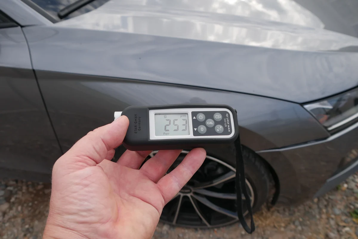 Skoda Octavia Frontschaden &ndash; Lackschichtmessung am Kotfl&uuml;gel vorne rechts mit abgelesenen 253 &micro;m als Beleg des reparierten Vorschadens