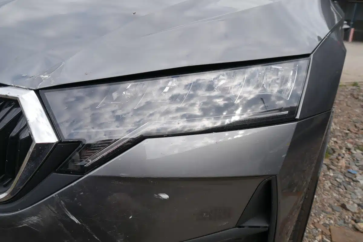 LED-Scheinwerfer vorn links verschoben und verkratzt &ndash; Frontschaden Skoda Octavia in Zweibr&uuml;cken