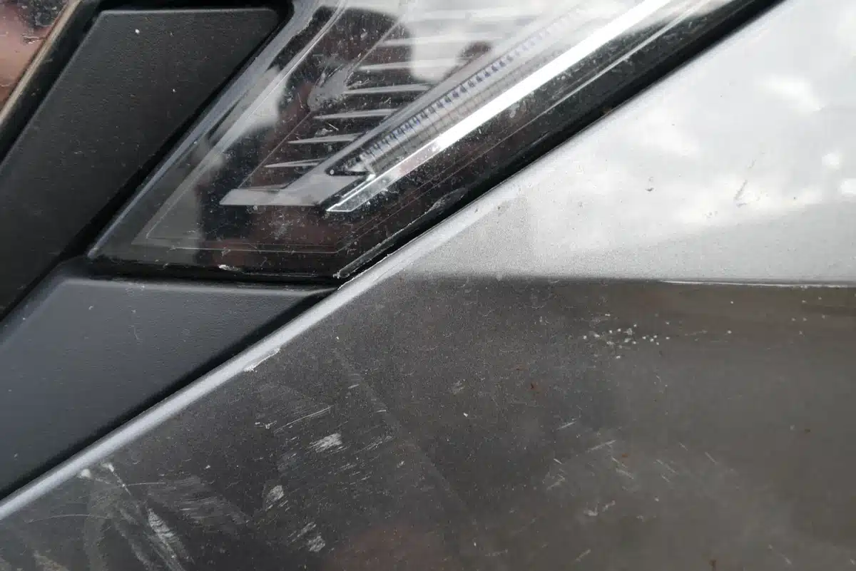 Verschobenes Spaltma&szlig; am Kotfl&uuml;gel vorn rechts mit Kratzspuren &ndash; Frontschaden Skoda Octavia