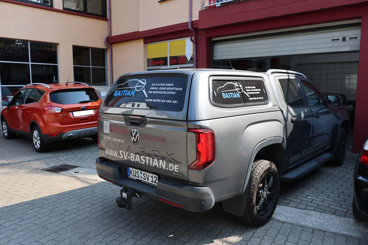 Gutachter-Fahrzeug des Kfz-Gutachters Bastian am Besichtigungsstandort Hochspeyer vor den Hallentoren