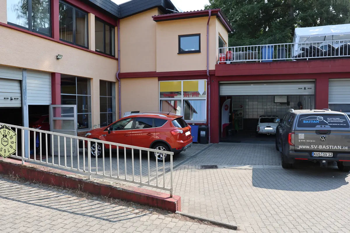 Hofansicht mit Zugang zur Annahme am Standort Hochspeyer – Kfz-Gutachter Bastian
