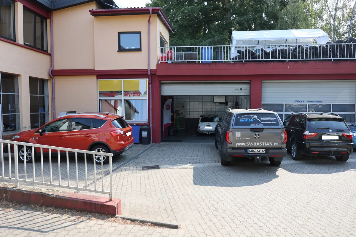 Zufahrt zum Besichtigungsstandort Hochspeyer – geöffnetes Hallentor für die Fahrzeugbesichtigung