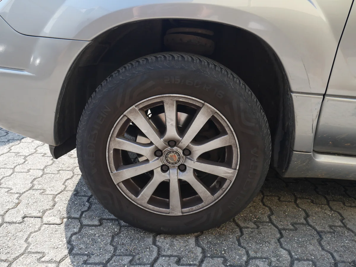 Rad vorn links am Subaru Forester mit Ganzjahresreifen 215/60 R 16