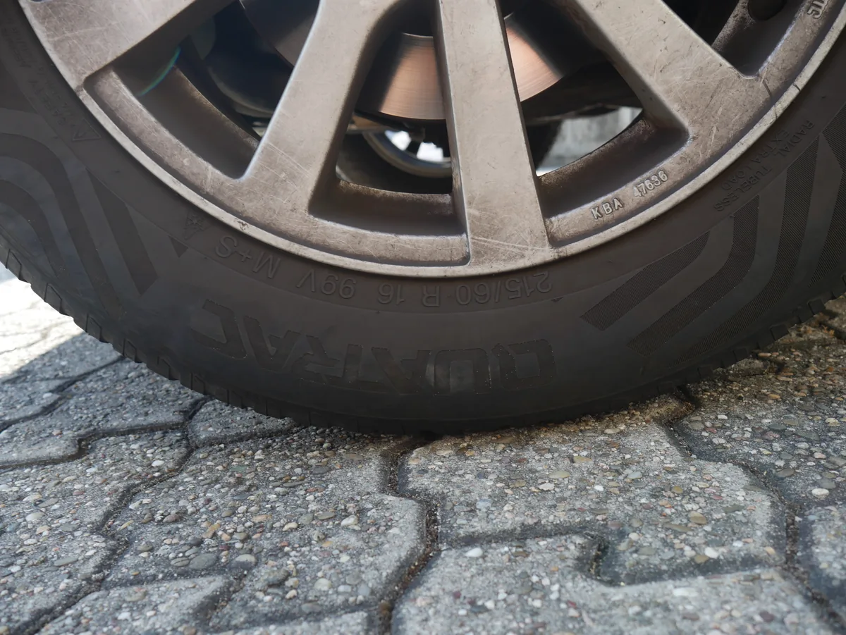 Reifenflanke mit der Dimension 215/60 R 16 99 V M+S &ndash; Grundlage der Abrollumfang-Pr&uuml;fung