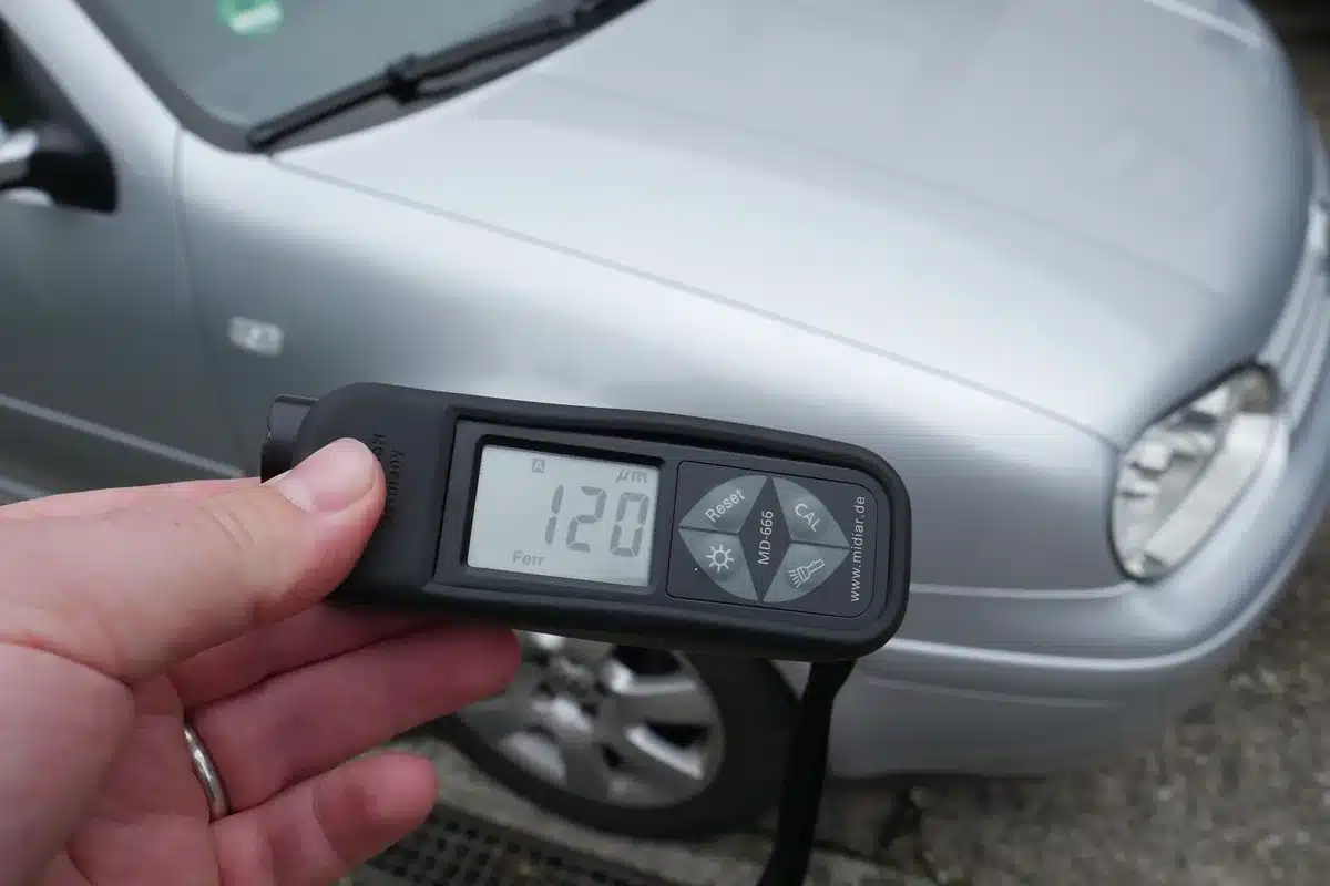 VW Golf IV bei der Reparaturbestätigung – abgelesener Lackschichtwert von 120 µm am instandgesetzten Fahrzeug